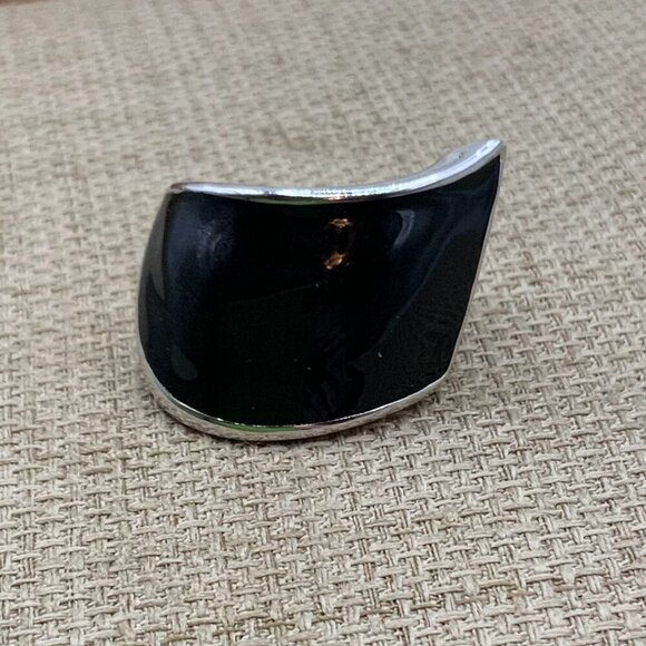 Lia Sophia "Askew" Black Enamel Swish Silver Tone Ring Size 6 1/2 - Picture 4 of 7